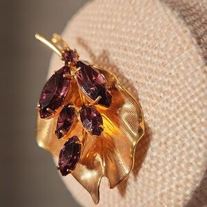 Vintage Goldtone Brooch With Purple . EUC